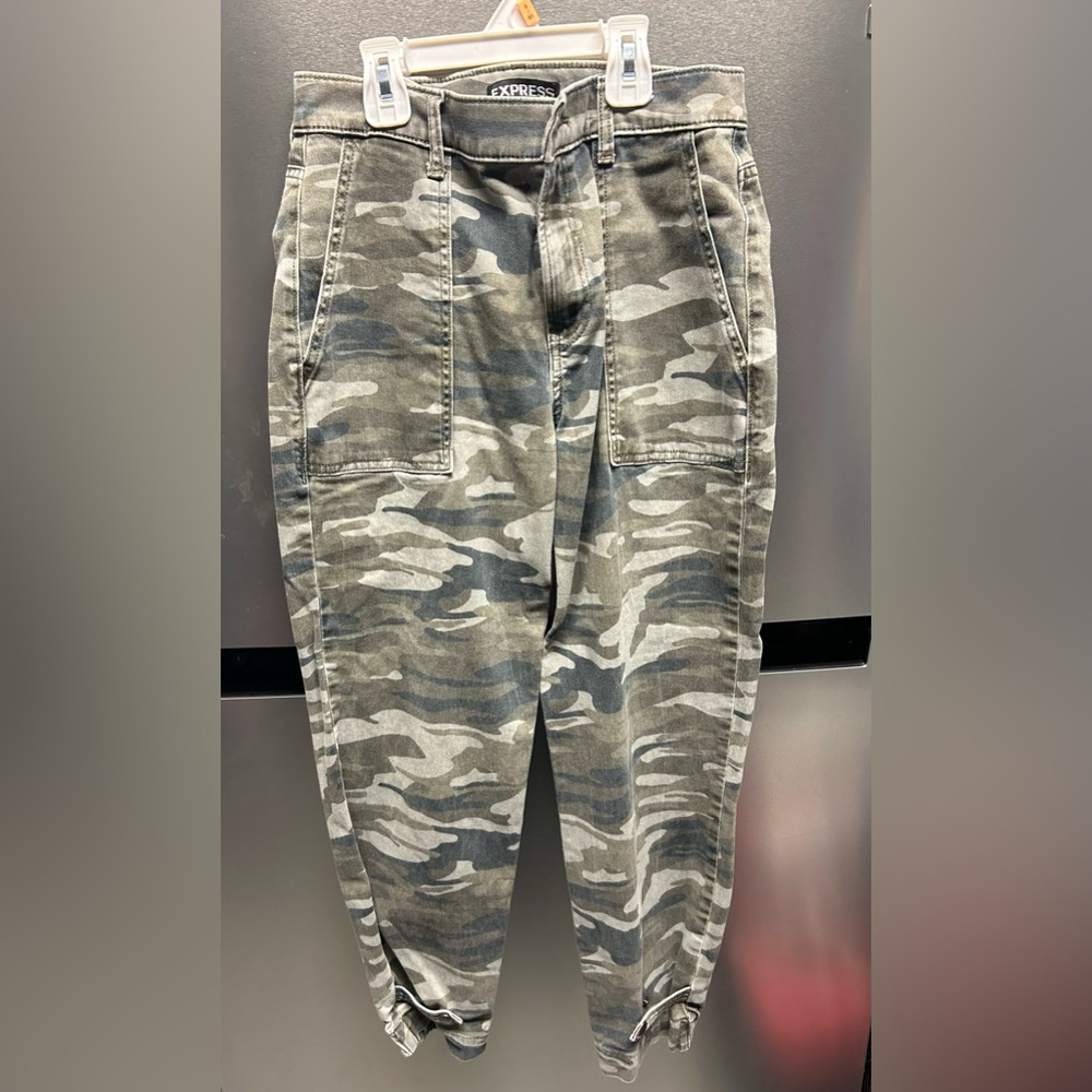 Women’s camo capri